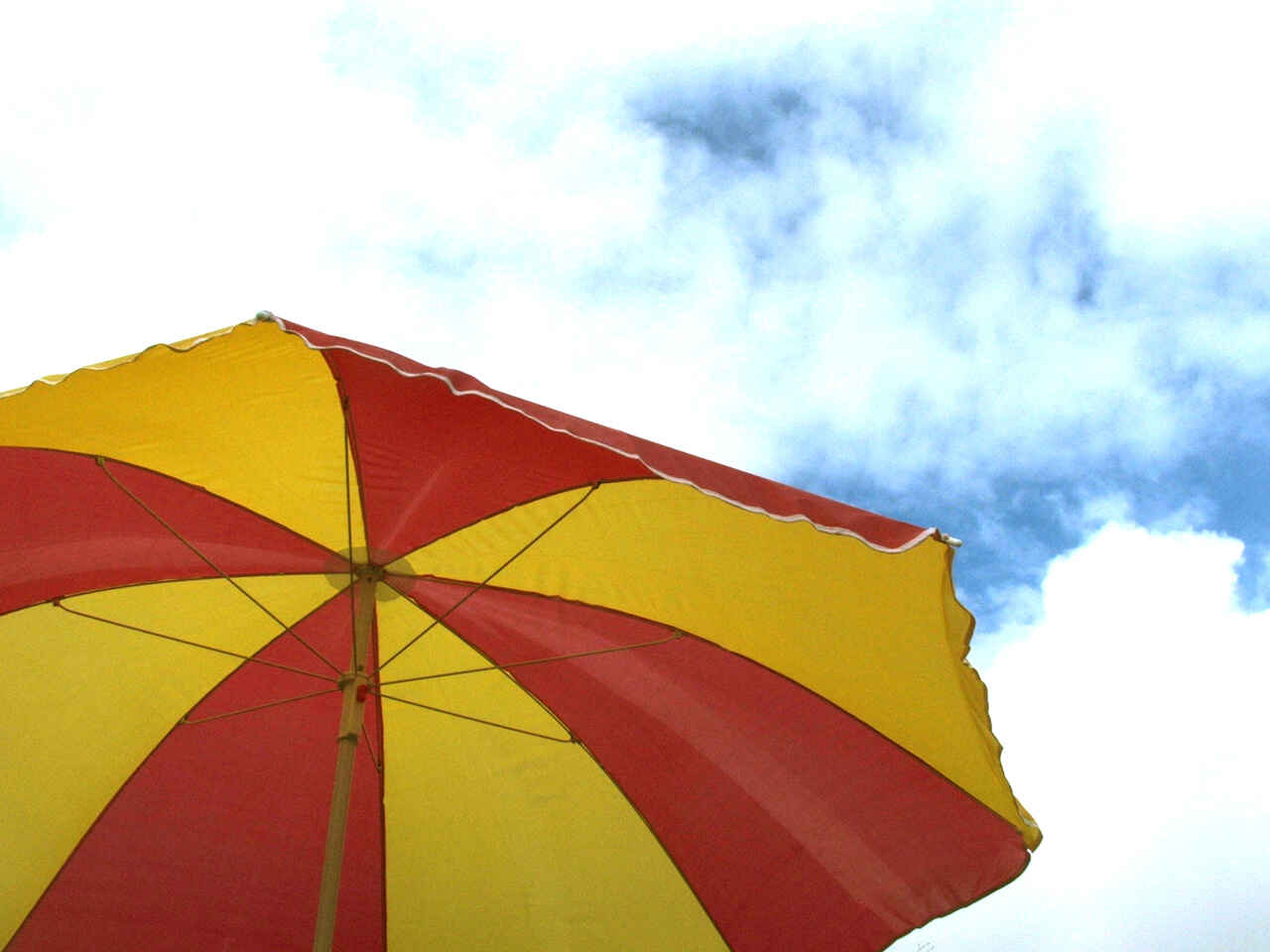 beach-umbrella-1546341.jpg