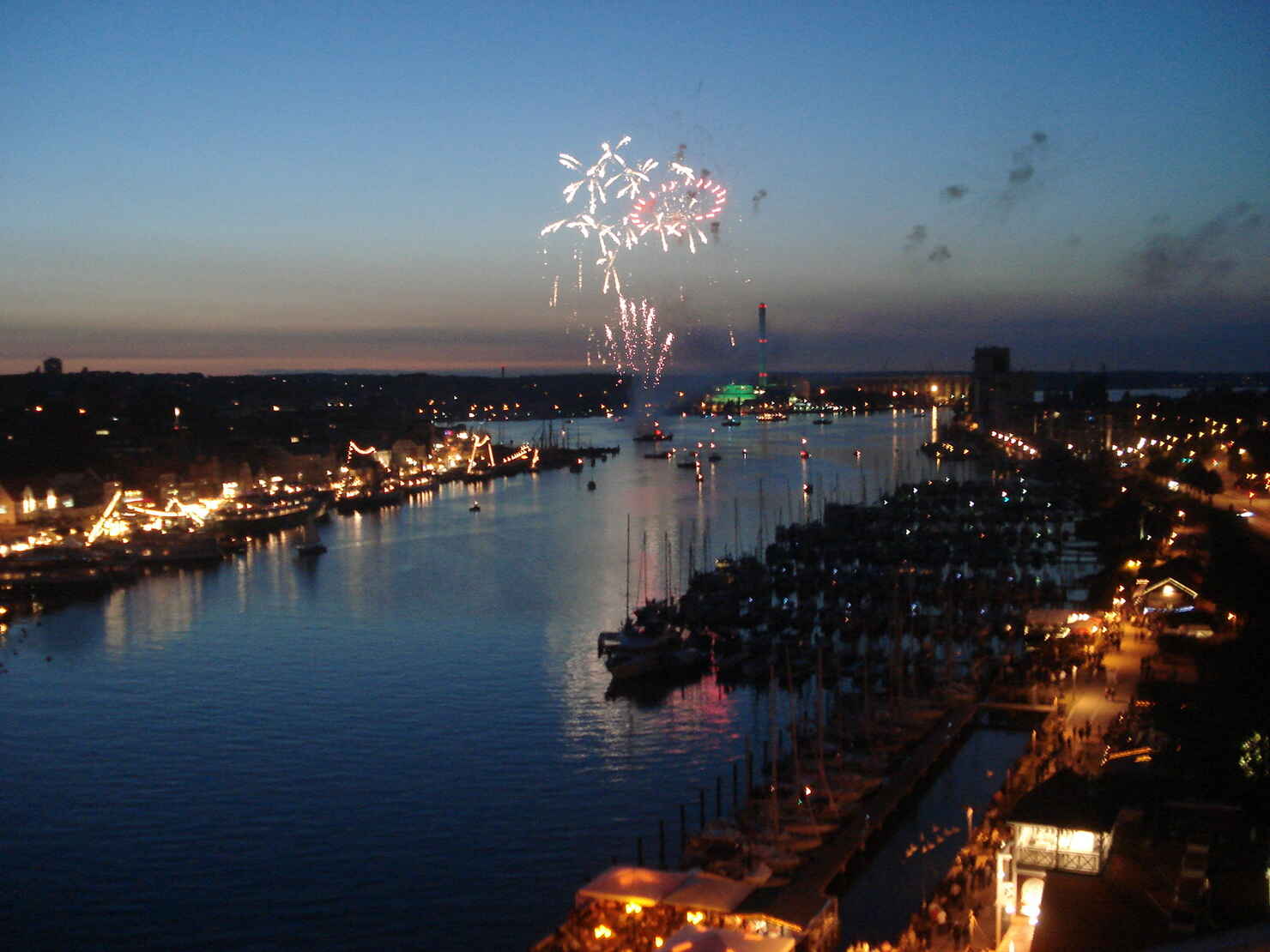 Flensburg_Hafen_bei_Nacht_aus_dem_Riesenrad_Feuerwerk_beim_Dampf_Rundum.jpg