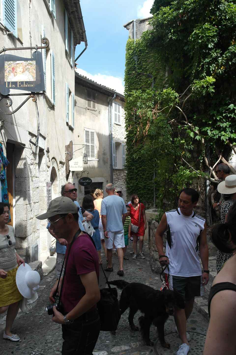 Turister og gallerier i Saint Paul de Vence, august 2014