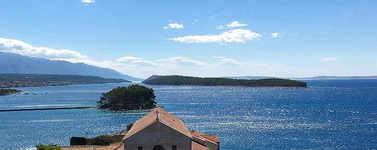 Den stiliga staden Rab på ön Rab i Kroatien
