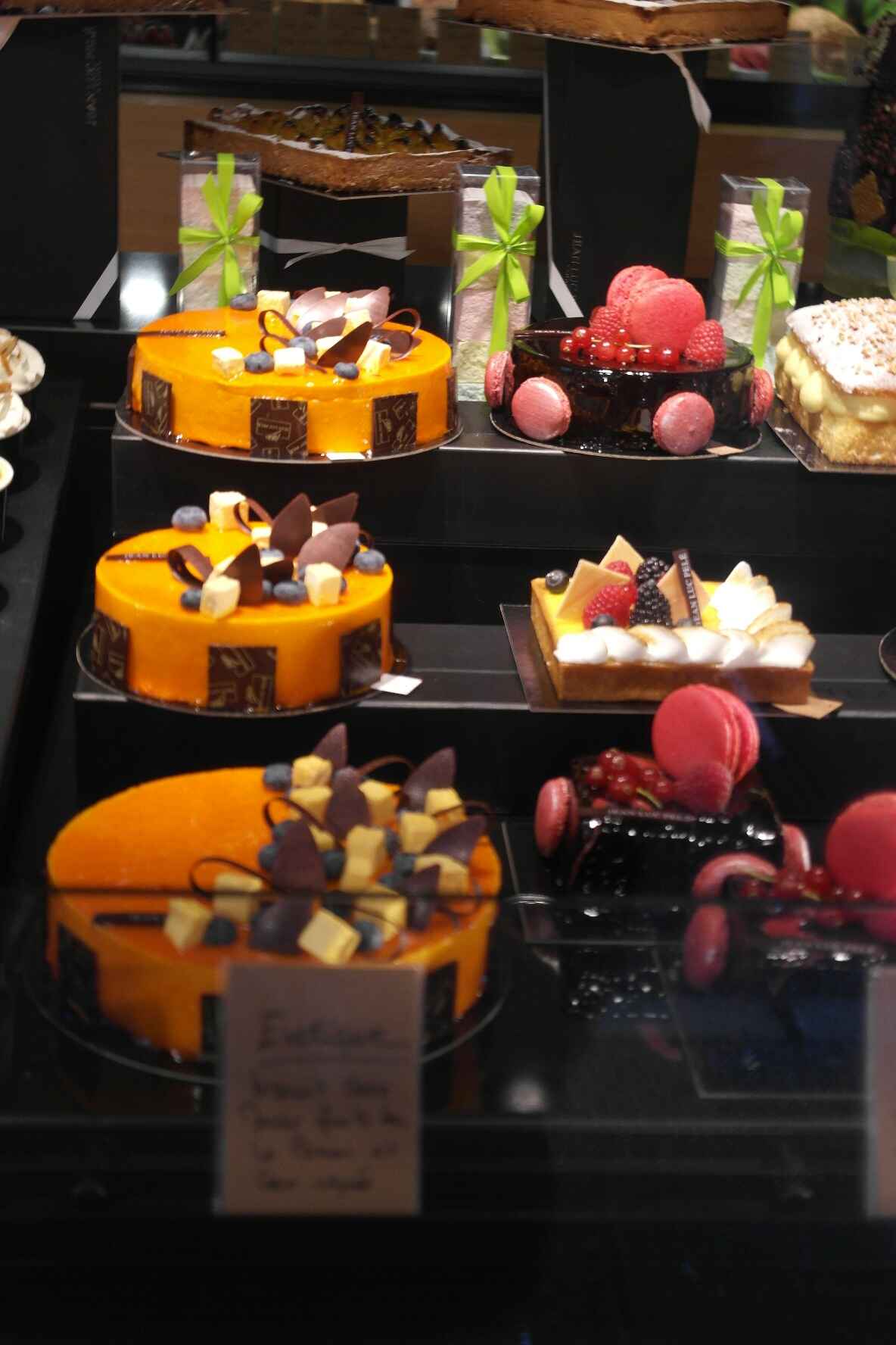 Kager i butiskvindue, Antibes, marts 2014