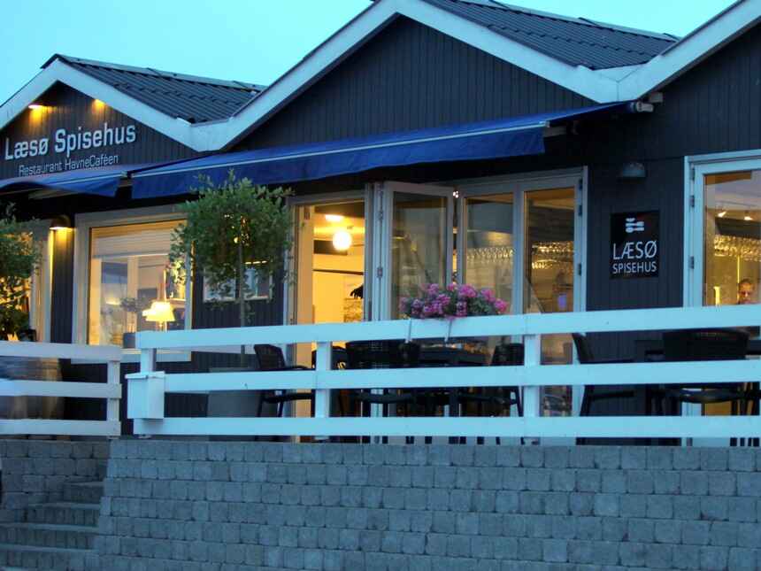 Læsø Spisehus aftenlys.jpg