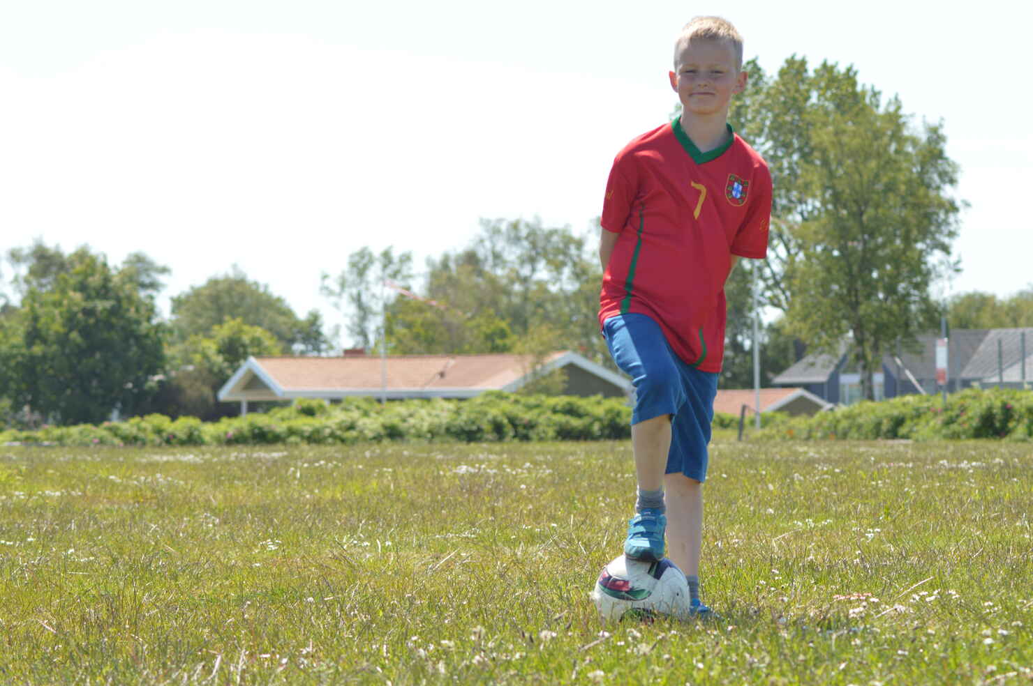 Oliver med bold på Storstranden