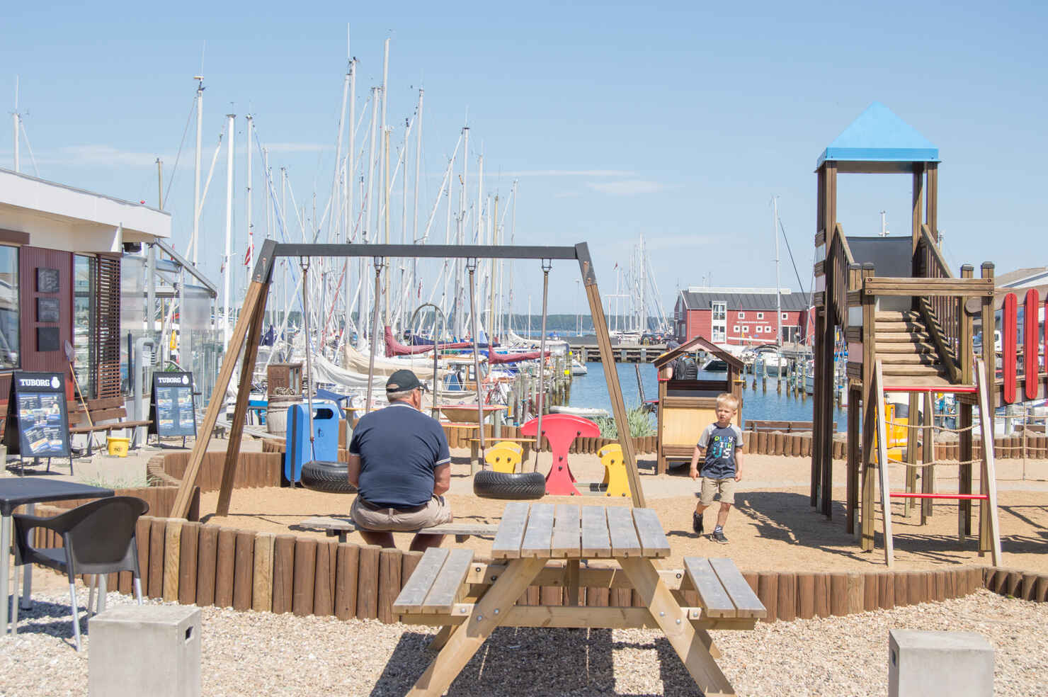 Legepladsen med udsigt ud over havnen