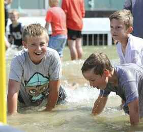 Dreng i kystsenterets soppebasin