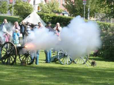 krudtvaerket_-_kanoner_affyres oplevhalsnaes.dk.jpg